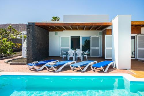 Villa Aleksandra Spacious for 8 guests, Heated Pool, Mountain Views