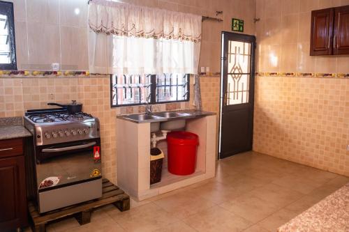Η κουζίνα ή μικρή κουζίνα στο AT HOME VILLAs B&B