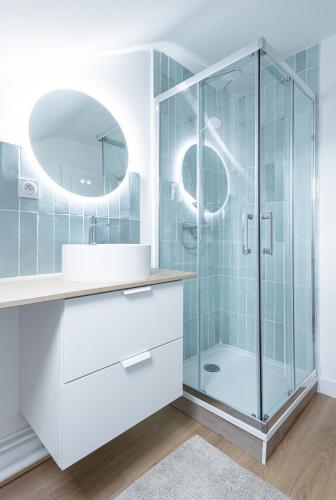 une salle de bain avec une douche en verre et un lavabo dans l'établissement La Mancelle - 6 Personnes - Plein cœur du Mans, au Mans