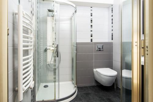 une salle de bain avec une douche en verre et des toilettes dans l'établissement Hypercentre - Plage - Croisette - Palais - CJ, à Cannes
