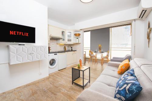 un salon avec un canapé et une cuisine dans l'établissement Hypercentre - Plage - Croisette - Palais - CJ, à Cannes