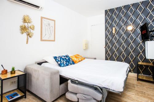 un lit et un canapé dans une chambre dans l'établissement Hypercentre - Plage - Croisette - Palais - CJ, à Cannes