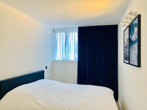a bedroom with a bed and a window at Belfort Shortstay in Ghent