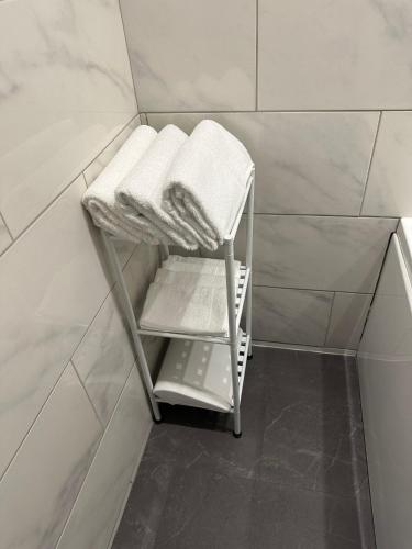 - un porte-serviettes dans la salle de bains dans l'établissement STUDIO JACCUZZI A 2 Min dAvignon, aux Angles (Gard)