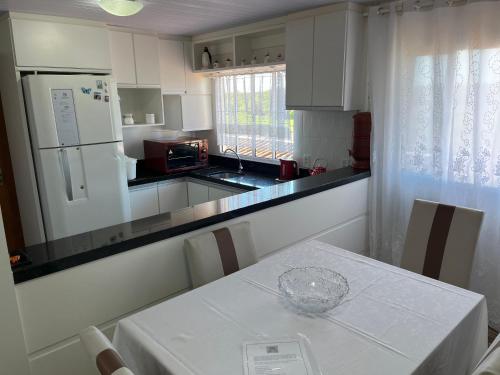 Dapur atau dapur kecil di Brisa da Ilha - Estúdios ao lado do aeroporto