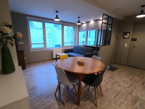 un salon avec une table et des chaises en bois dans l'établissement Le Solférino, cosy town centre with car park, à Poitiers