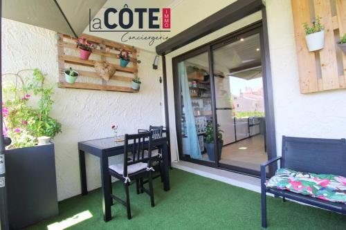 une table et des chaises devant un café dans l'établissement rive d'or bgv, à Sausset-les-Pins