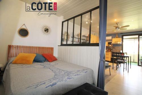 une chambre avec un lit et une salle à manger dans l'établissement rive d'or bgv, à Sausset-les-Pins