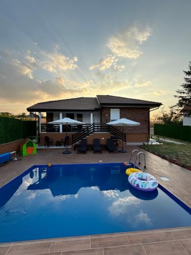 Kolam renang di atau dekat dengan Village Relax House
