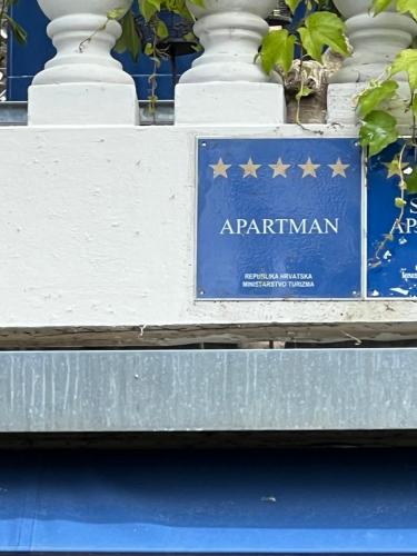 a sign for the american flag on a building at Pavi apartments Vila Amalia in Šilo