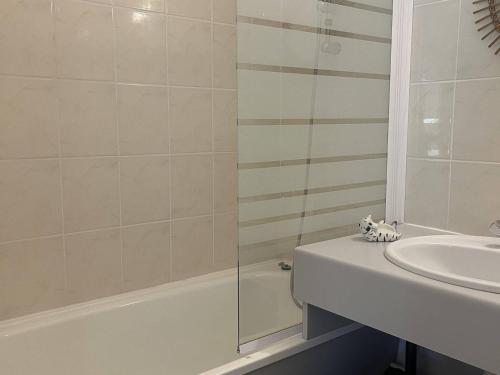 une salle de bain avec une baignoire, un lavabo et une douche dans l'établissement Plagne Soleil: Appartement 2 pièces avec balcon, accès direct pistes, centre proche commerces - FR-1-351-14, à Plagne Villages