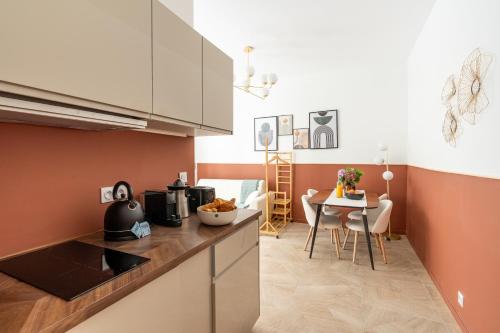 une cuisine avec un comptoir et une table dans l'établissement Calm and cozy flat - Central location, à Paris