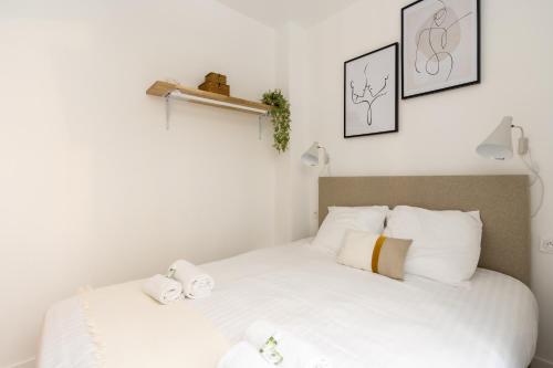 une chambre avec deux lits avec des oreillers blancs dans l'établissement Calm and cozy flat - Central location, à Paris