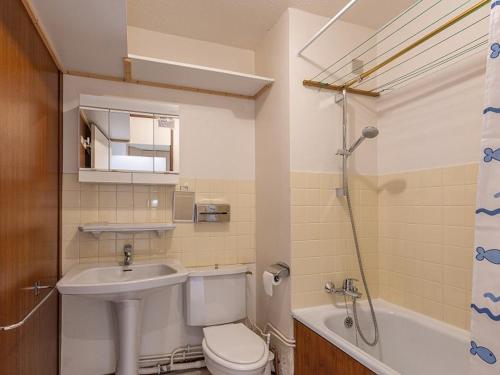 une salle de bain avec un lavabo, des toilettes et une douche dans l'établissement Studio confortable au pied des pistes à Plagne Centre avec balcon ensoleillé - FR-1-351-115, à Aime La Plagne
