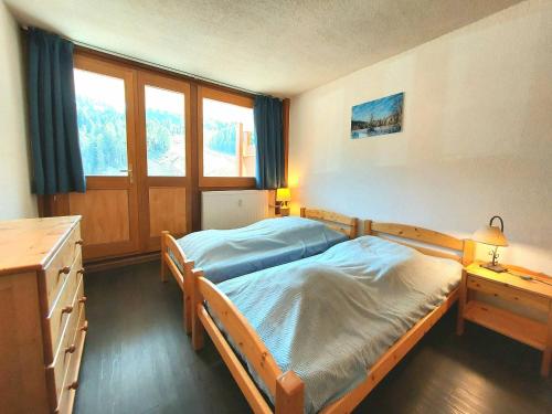 a bedroom with a bed and a desk and window at Appartement spacieux à 2 chambres pour 8 personnes - Plagne Centre, proche des pistes, WIFI - FR-1-351-11 in La Plagne