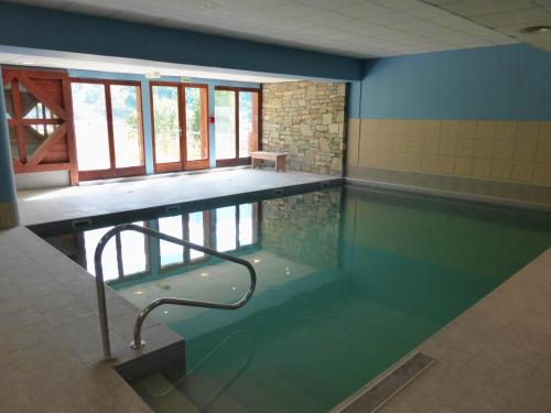 - une piscine avec un escalier dans l'eau dans l'établissement Charmant 3 pièces pour 6 pers. avec piscine, balcon, parking souterrain et accès pistes à Valloire - FR-1-263-490, à Valloire