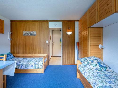 Cette chambre comprend deux lits et un couloir. dans l'établissement Studio confortable au pied des pistes à Plagne Centre avec balcon ensoleillé - FR-1-351-115, à Aime La Plagne