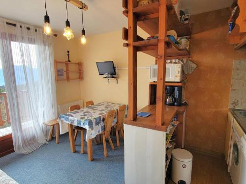 une cuisine avec une table et une salle à manger dans l'établissement Studio 4 pers, balcon sud, parking, résidence calme - FR-1-393-161, à Saint-Michel-de-Chaillol