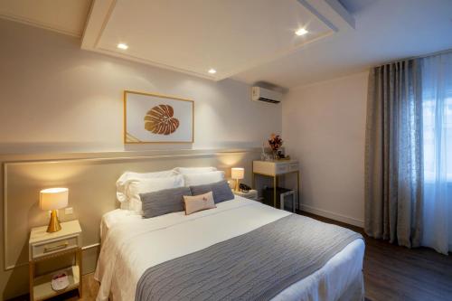 a hotel room with a large bed and a window at Blumen Hotel Boutique in Canela