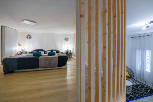 une chambre avec un lit avec des oreillers bleus dans l'établissement Cosy studio in the heart of the Panier, à Marseille