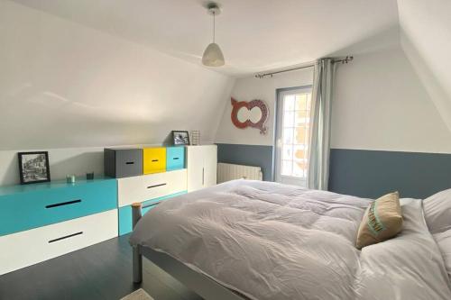 - une chambre avec un lit et une commode bleue et blanche dans l'établissement Appart T3 terrasse centre ville et plage, à Le Touquet-Paris-Plage
