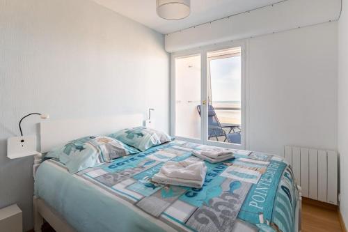 une chambre avec un lit avec vue sur l'océan dans l'établissement La Lagure, à Courseulles-sur-Mer