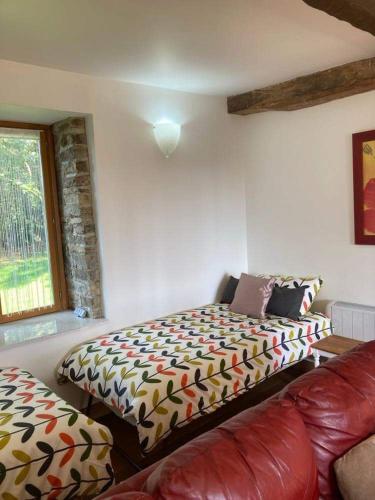 un salon avec deux lits et un canapé dans l'établissement NormanD Holiday Home - VIRE CALVADOS Relaxing Rural Retreat, à Le Reculey