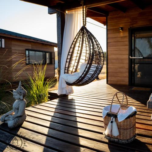 een veranda met een hangmat en een schommel bij OMM Suites Resort, Villa General Belgrano in Villa General Belgrano