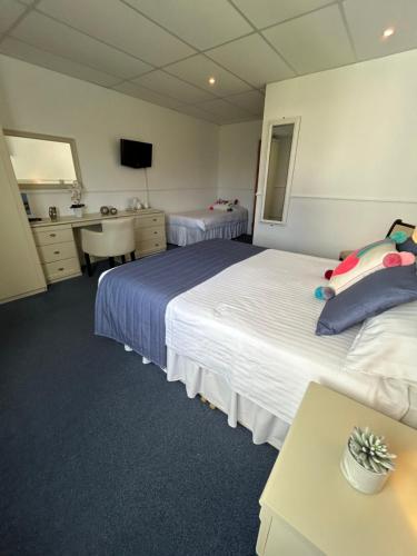Кровать или кровати в номере Westhill Country Hotel