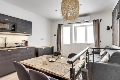 une cuisine et une salle à manger avec une table et des chaises dans l'établissement Bluestay 25 - Charmant appartement à Paris 12, à Paris