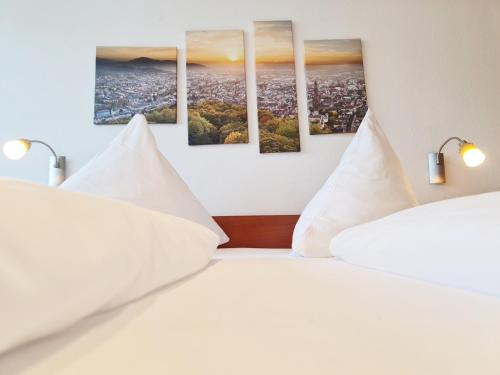 Postel nebo postele na pokoji v ubytování Kurhotel Schluchsee App 1103 - das mit der Kuckucksuhr, mit Indoorpool, Hochschwarzwaldkarte, Schluchsee