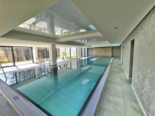 Bazén v ubytování Kurhotel Schluchsee App 1103 - das mit der Kuckucksuhr, mit Indoorpool, Hochschwarzwaldkarte, Schluchsee nebo v jeho okolí