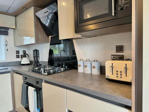 Η κουζίνα ή μικρή κουζίνα στο Two Neighbouring Luxury Lodges
