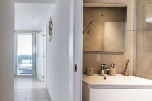 une salle de bain avec un lavabo et un miroir dans l'établissement Hypercentre - Palais - Croisette - Plage - CI, à Cannes