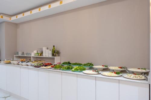 een buffet lijn met borden met eten erop bij Safari Otel in Antalya