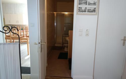 a door leading into a room with a kitchen at Chez Karine à Lencouacq in Lencouacq