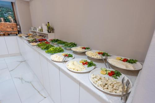 een buffet lijn met borden met eten erop bij Safari Otel in Antalya