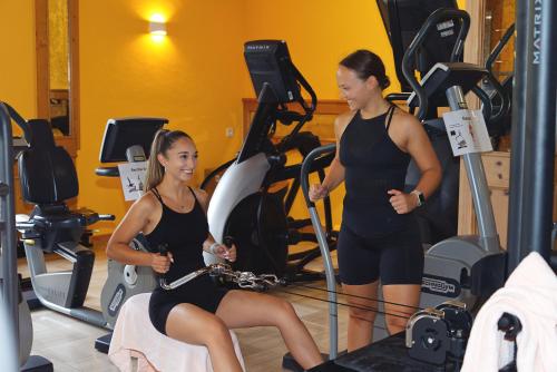 two women in the gym talking to each other at Sattelbogener Hof in Traitsching