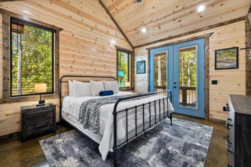 Postel nebo postele na pokoji v ubytování Brand New! Pop's Place, Pet Friendly, Hot Tub, Playset, Firewood, and More!