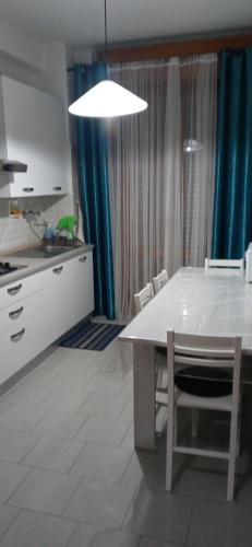 A kitchen or kitchenette at Sara