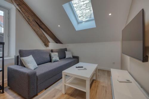 un salon avec un canapé et une table dans l'établissement #HG Beautiful T2 renovated in the hyper center facing train station, à Grenoble