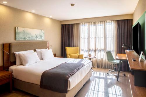 Ένα ή περισσότερα κρεβάτια σε δωμάτιο στο Holiday Inn Sisli by IHG