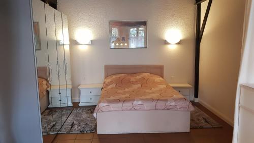 ein kleines Schlafzimmer mit einem Bett und einem Spiegel in der Unterkunft Altstadtloft Lüneburg in Lüneburg