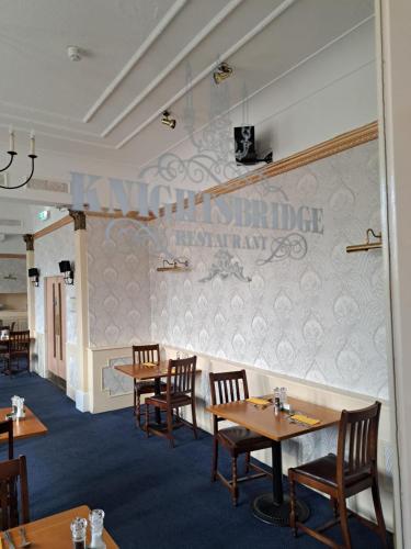 En restaurant eller et andet spisested på Scarisbrick Hotel