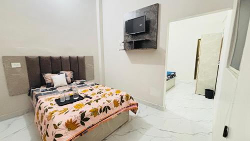 Katil atau katil-katil dalam bilik di Nirvana inn , near ram mandir