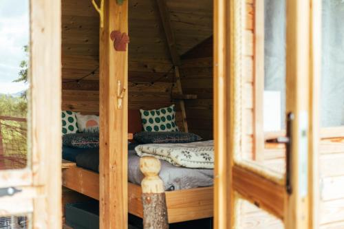 Postel nebo postele na pokoji v ubytování Treehouse Bojnice