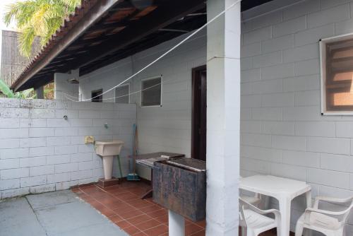 an outdoor bathroom with a sink and a tub at Residencial Solar do Pescador in São Sebastião