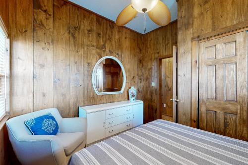 Cama o camas de una habitación en The Manatee Cove - Main Home + Studio