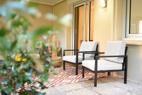 dos sillas sentadas en un porche con un cactus en T2 Calme absolu - Coeur Toulouse - Saint Cyprien - climatisation - Terrasse arborée, en Toulouse
