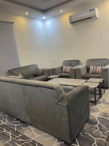 a living room with couches and tables in a room at المسكن المريح in Qabāʼ
